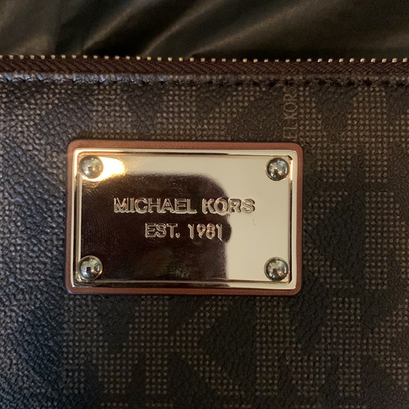 Michael Kors Wristlet/Wallet - Picture 2 of 6